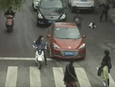 Πώς σώθηκε κοριτσάκι πάνω από το οποίο πέρασαν δύο αυτοκίνητα - Σοκαριστικό βίντεο